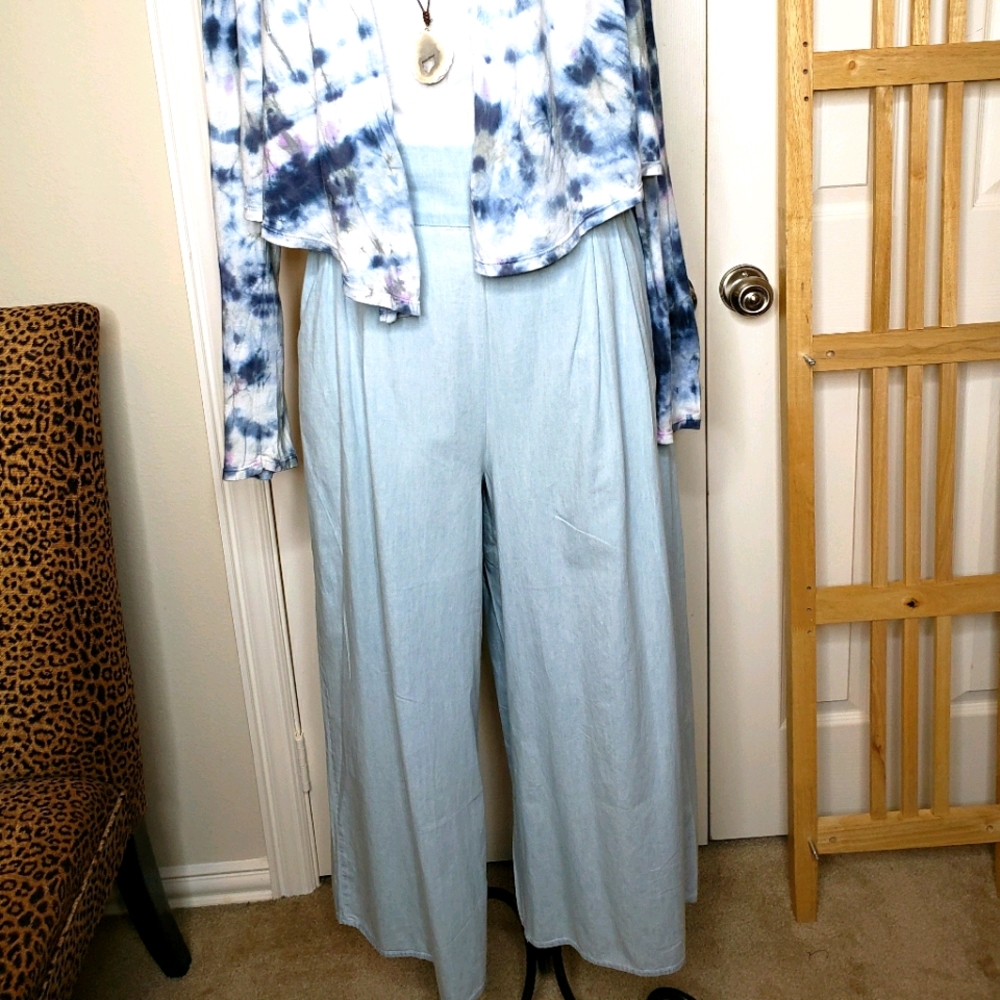 Hi waist chambray wide leg crop pant. Pull om with smock back waistband - Picture 4 of 6
